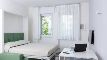 Schreibtisch, Verdunkelungsvorhänge, Bügeleisen/Bügelbrett