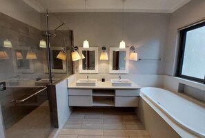 Bathroom - Royal park Balaclava Villa 4 (Balaclava)