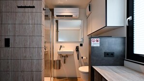 A compact bathroom with a sink, toilet, and shower. - Roatel Bremen GVZ A281 (Bremen)