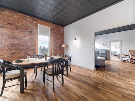 Dining. Cozy Loft-Pet Friendly-Spacious