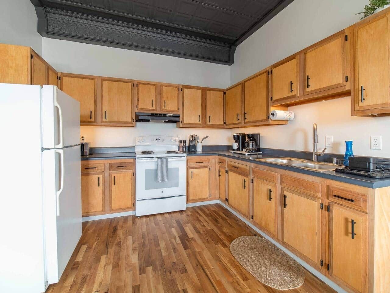 Een koelkast, een microgolfoven, een oven, een kookplaat