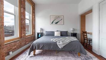 Een strijkplank/strijkijzer, wifi, beddengoed