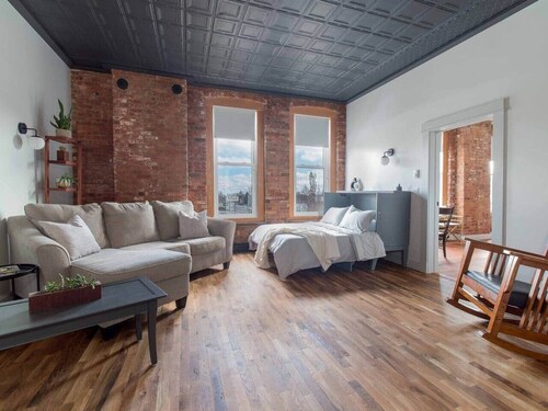 Cozy Loft-Pet Friendly-Spacious