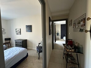 WiFi, bed sheets - Bed and Breakfast 'L'écrin D'anabelle Futuroscope' with Private Terrace, Shared Garden and Wi-Fi (Saint-Georges-lès-Baillargeaux)