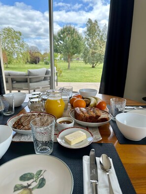 Dining - Bed and Breakfast 'L'écrin D'anabelle Futuroscope' with Private Terrace, Shared Garden and Wi-Fi (Saint-Georges-lès-Baillargeaux)