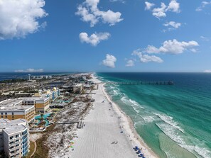 On the beach, sun-loungers, beach towels - NEW* Now Booking Summer 2026! Beach access/resort (Fort Walton Beach)