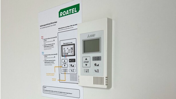 Et ROATEL klimastyringspanel med et digitalt display og forskellige knapper til temperatur- og ventilatorindstillinger.
