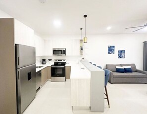 Fridge, microwave, oven, stovetop - LPT15: Poolside Retreat • Close to Beaches & Town (Villareal)