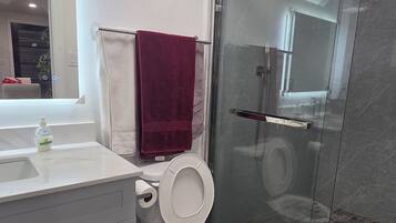 Hårføner, håndklær, såpe og toalettpapir