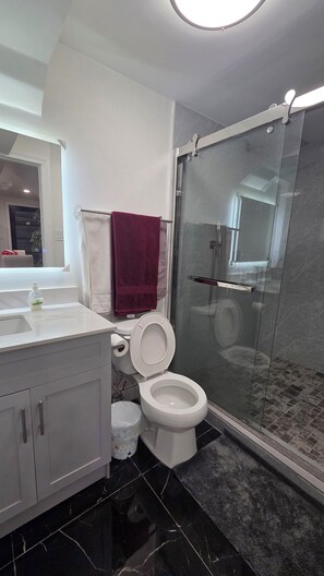 Hårføner, håndklær, såpe og toalettpapir