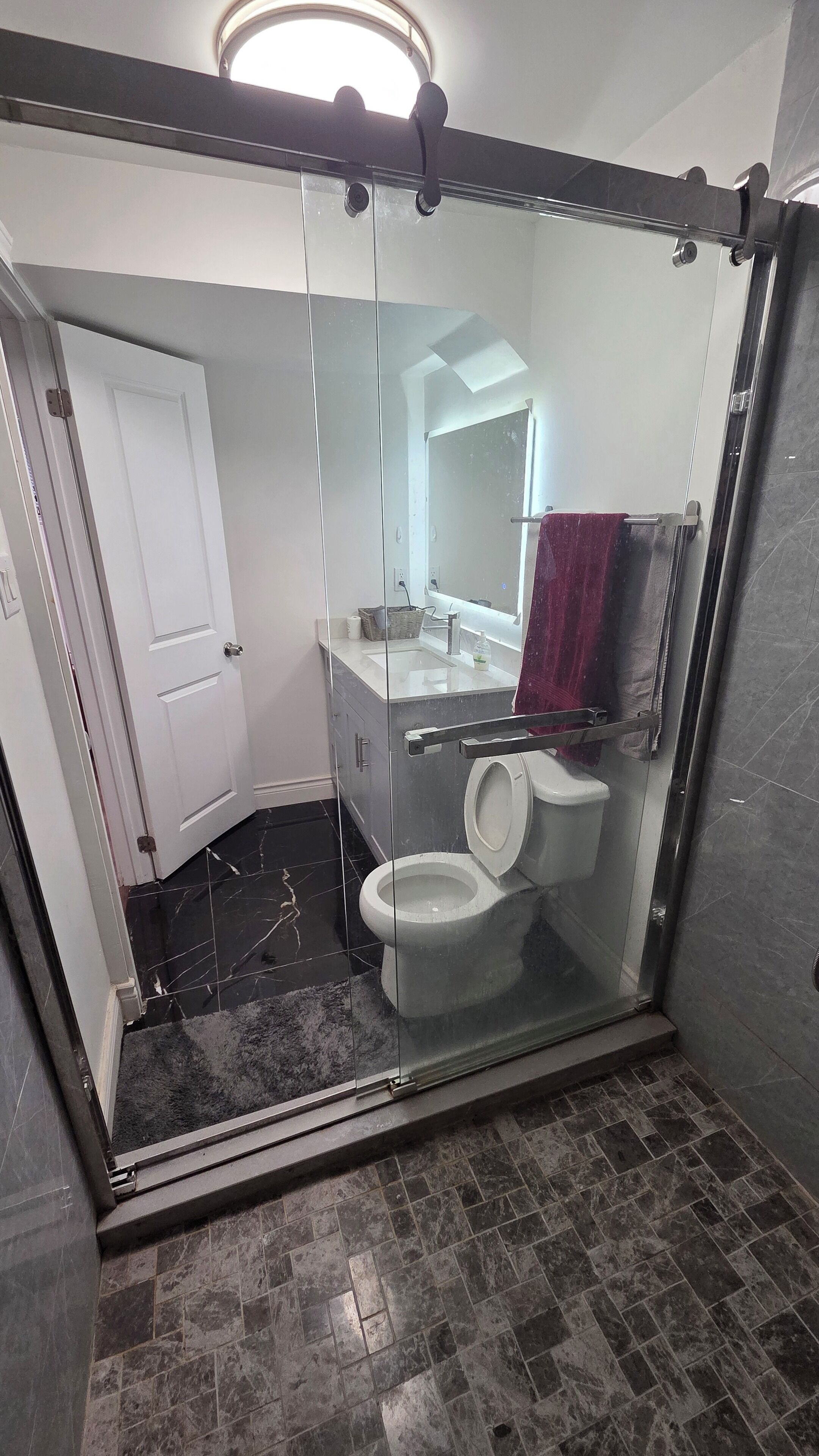 Een haardroger, handdoeken, zeep, toiletpapier