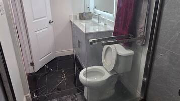 Een haardroger, handdoeken, zeep, toiletpapier