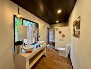 Shower, hair dryer, towels, soap - Chantico Chalet at La Diosa Verde near La Fortuna (La Fortuna)