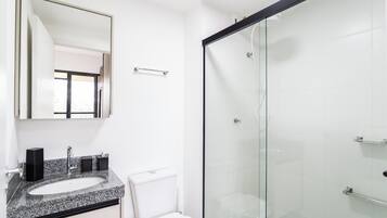 Studio Confort, véranda, vue ville | Salle de bain
