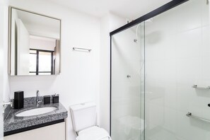 Studio Confort, véranda, vue ville | Salle de bain