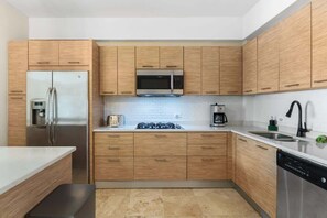 Refrigerador, microondas, parrilla de estufa y lavavajillas 