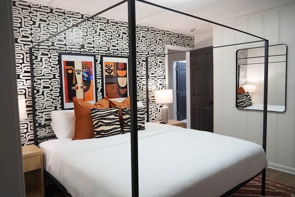 Escritorio, tabla de planchar con plancha, wifi gratis y ropa de cama 