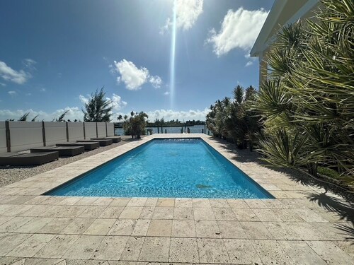 Gorgeous 4-bedroom condo with Canal View and dock slip in Treasure Cay