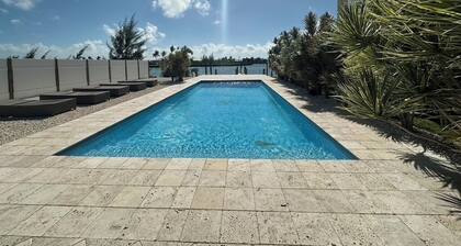 Gorgeous 4-bedroom condo with Canal View and dock slip in Treasure Cay