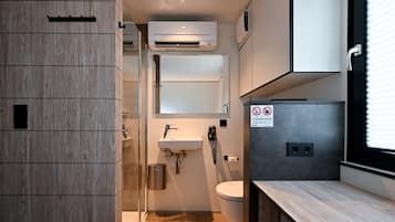Eenvoudige eenpersoonskamer | Badkamer | Een douche, gratis toiletartikelen, een haardroger, handdoeken