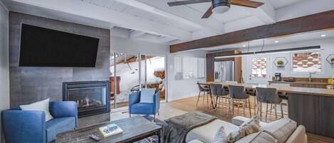 Télévision, cheminée, espaces bureaux