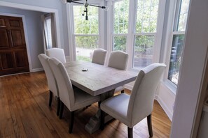 Dining - Atlanta Worldcup Retreat Private Porch, 5 beds, near Mercedes Benz (Atlanta)