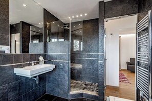 Shower, towels - Villa Jude Banus - Six Bedroom Villa, Sleeps 12 (Puerto  Banus)