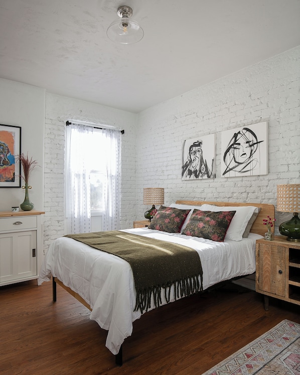 WiFi, bed sheets - Modern LA Studio Steps from DTLA (Los Angeles)