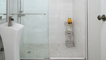 Regadera, secadora de cabello, bidet, toallas