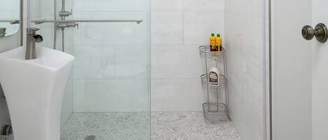 Een douche, een haardroger, een bidet, handdoeken
