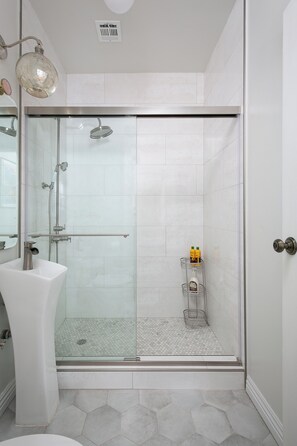 Douche, sèche-cheveux, bidet, serviettes fournies