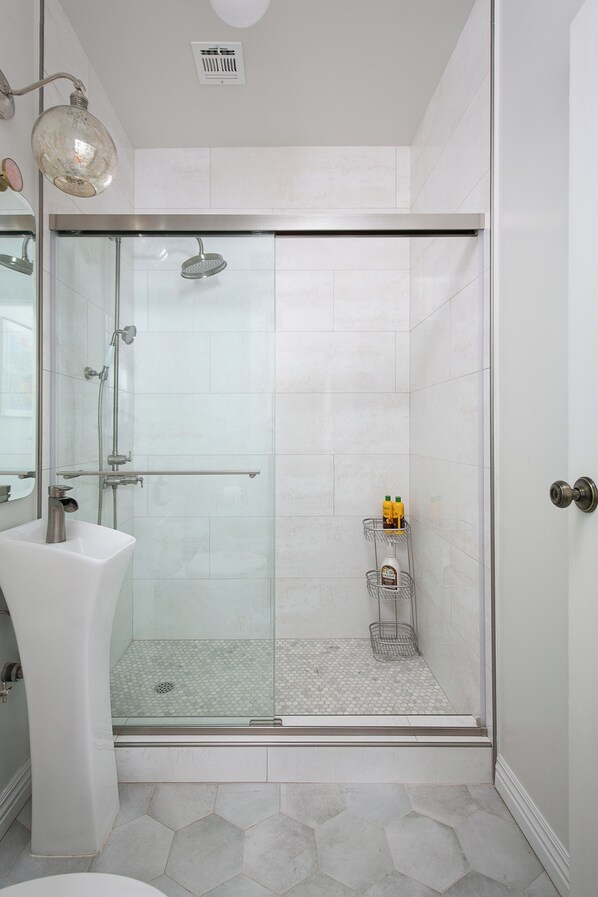 Dusche, Haartrockner, Bidet, Handtücher