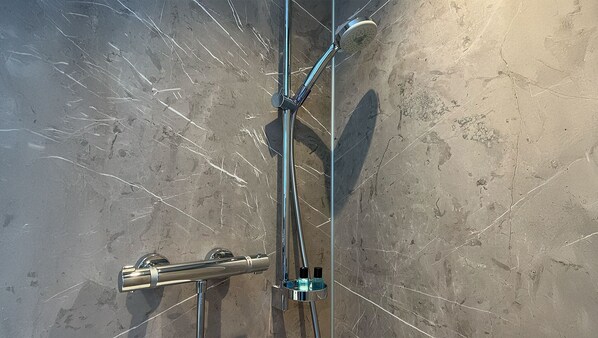 Shower, free toiletries, hair dryer, towels - Roatel Hirschberg an der Bergstraße A5 (Hirschberg)