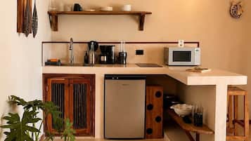 Cafetera o tetera, frigorífico, microondas y utensilios de cocina