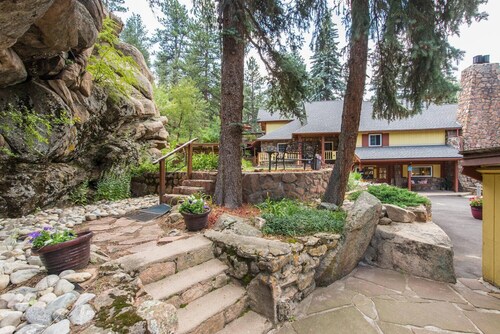 Cozy dog friendly cabin close to town and the lake