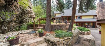 Cozy dog friendly cabin close to town and the lake