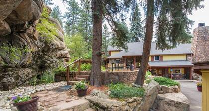 Cozy dog friendly cabin close to town and the lake