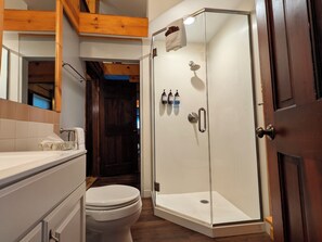 Douche, séchoir à cheveux, serviettes fournies