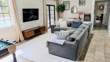 Smart TV, tavolo da calcetto, tavolo da ping pong, libri