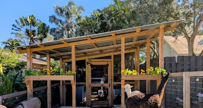 Charming 2-Bedroom Farmhouse Private Pool Retreat with Friendly Animals!