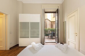 Căn hộ Deluxe, quang cảnh thành phố | Phòng cách âm, bàn ủi/dụng cụ ủi quần áo 