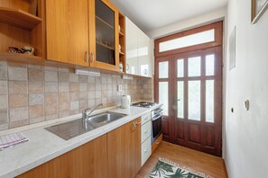 Stovetop, toaster, cookware/dishes/utensils, spices - Madonna Field Apartment II - Peaceful 1BR for 3 in Lapad (Dubrovnik)
