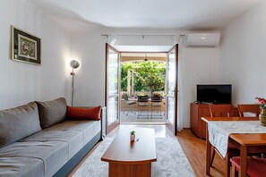 TV - Madonna Field Apartment II - Peaceful 1BR for 3 in Lapad (Dubrovnik)
