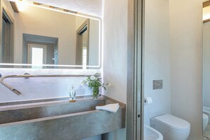 Doccia, asciugacapelli, bidet, asciugamani