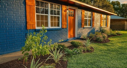 Charming Escape - Beautiful 3BR - Sleeps 10