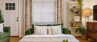 Charming Escape - Beautiful 3BR - Sleeps 10