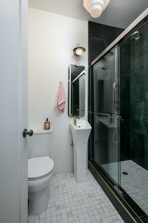 Ducha, secador de pelo, bidé y toallas