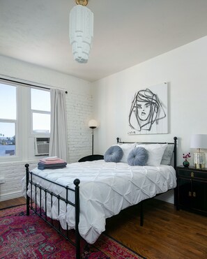 WiFi, bed sheets - Perfectly Cozy Studio for Couples (Los Angeles)