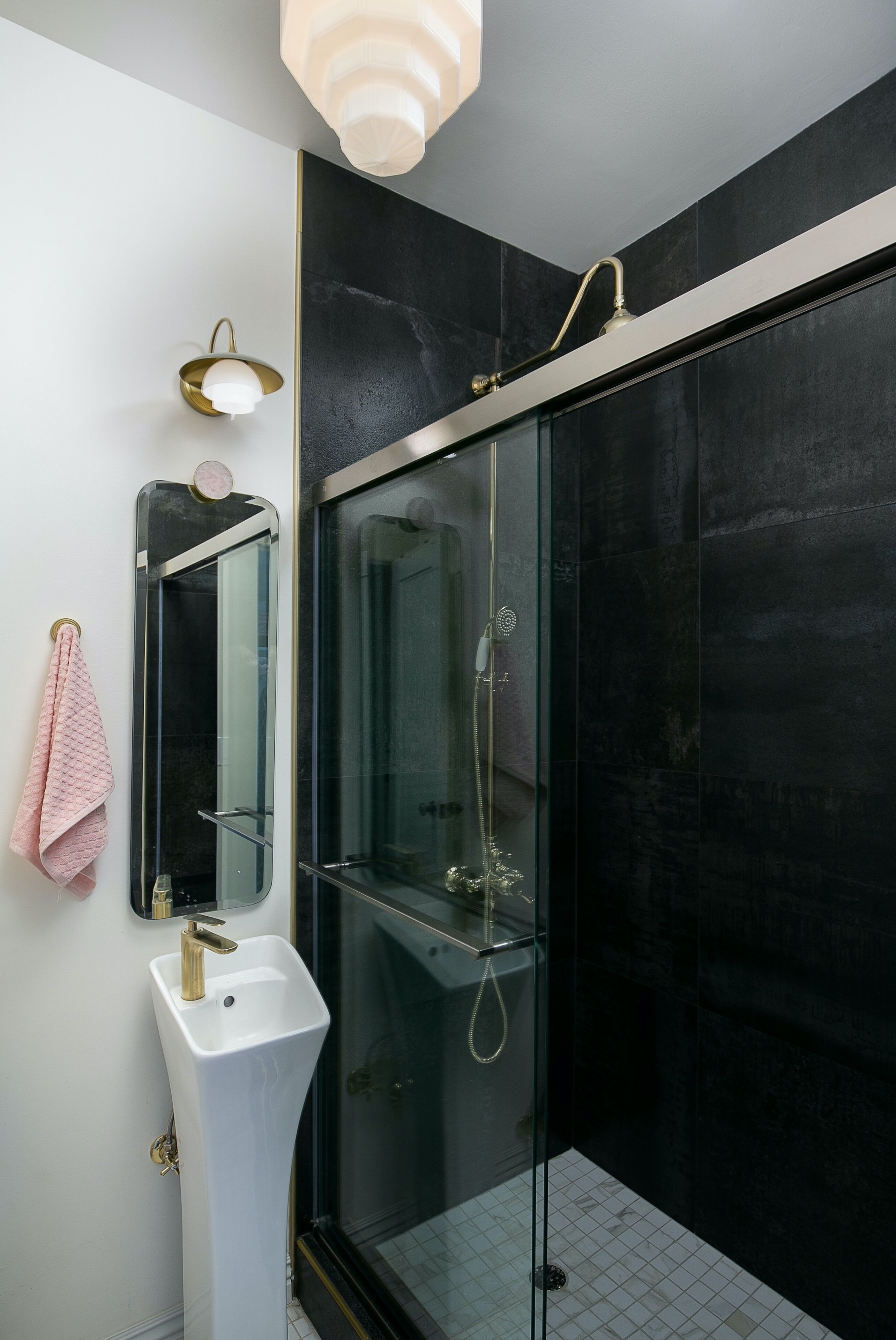 Douche, sèche-cheveux, bidet, serviettes fournies