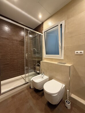 Hair dryer, towels, soap, toilet paper - Bright Central Apartment (Barcelona)